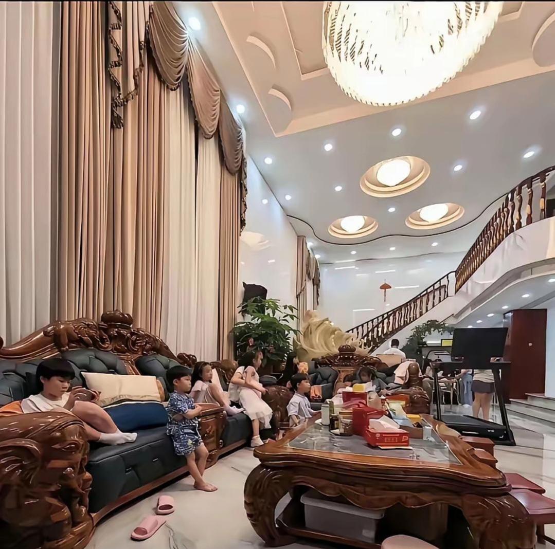 在深圳，这家庭条件属于什么水平？再多生几个，就可以组建家庭足球队了