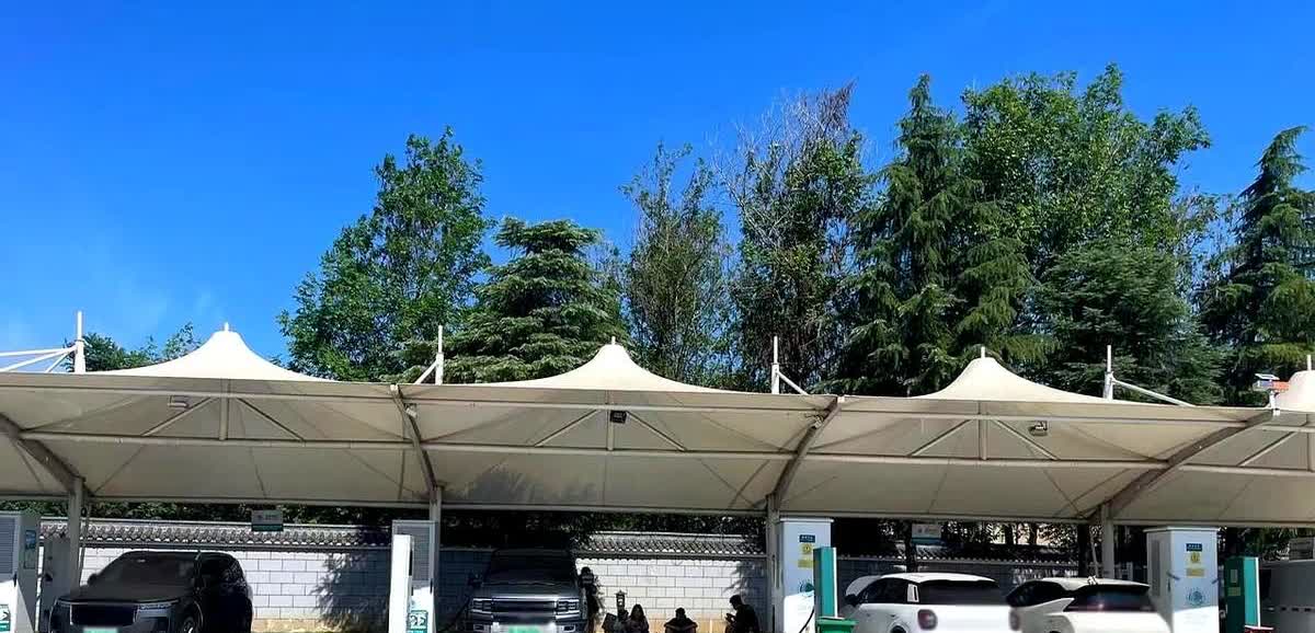 700公里一口气，武汉到襄阳，试驾员把岚图知音开到襄阳古城墙下，电量还剩两格。