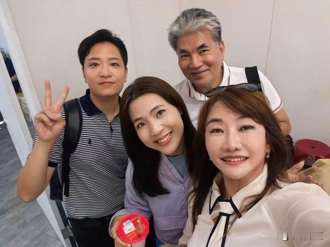 台媒体人王浅秋今（28日）在社媒发文表示，五点起床，比平常节目还早，赶搭车往嘉义