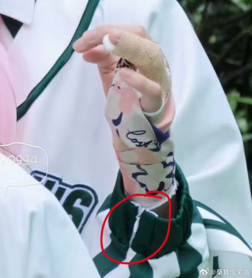 丁程鑫左手是定制的拉链袖子节目组这件小衣服暗藏细心设计，丁程鑫左手袖口单独改成拉