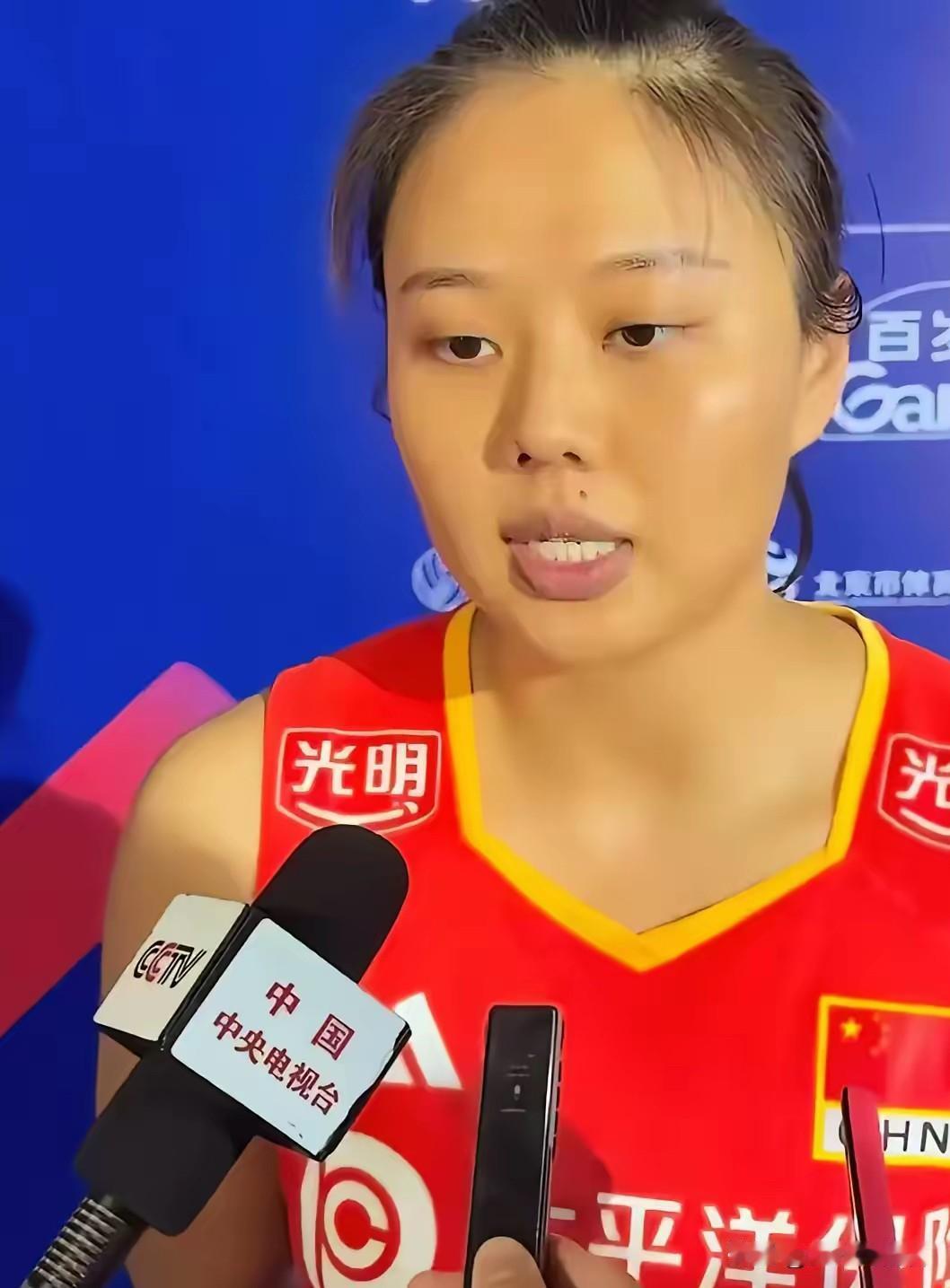 情商爆表！女排世联赛中国队1:3波兰队，赛后队长龚翔宇真情流露[赞]1.面对