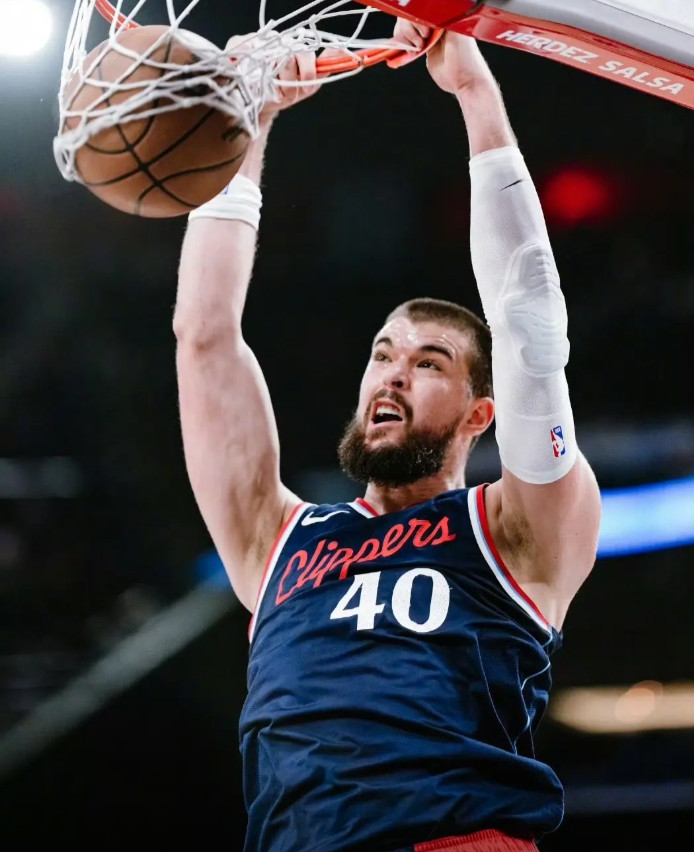 如果继续给祖巴茨更多时候，我预计小卡接下来会受伤。原因在于：1、祖巴茨拉不开