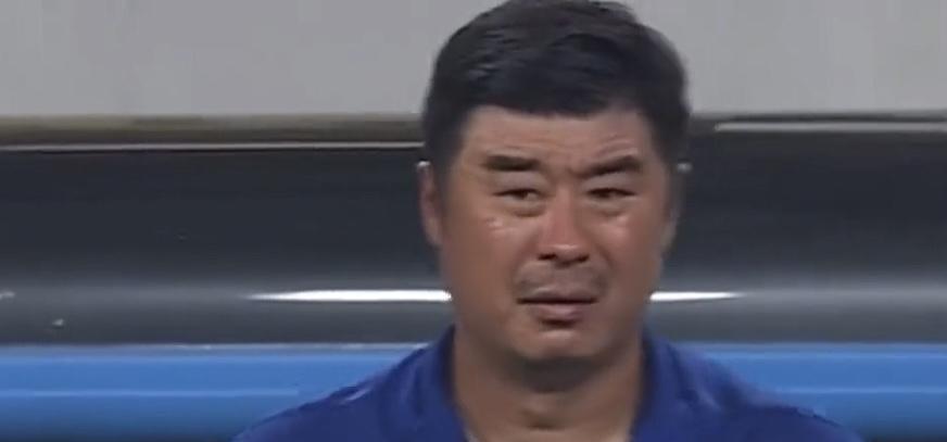 山东泰山主教练已经成为高危职业看把韩鹏愁得，这样很容易得病的。先焦虑后抑郁，先