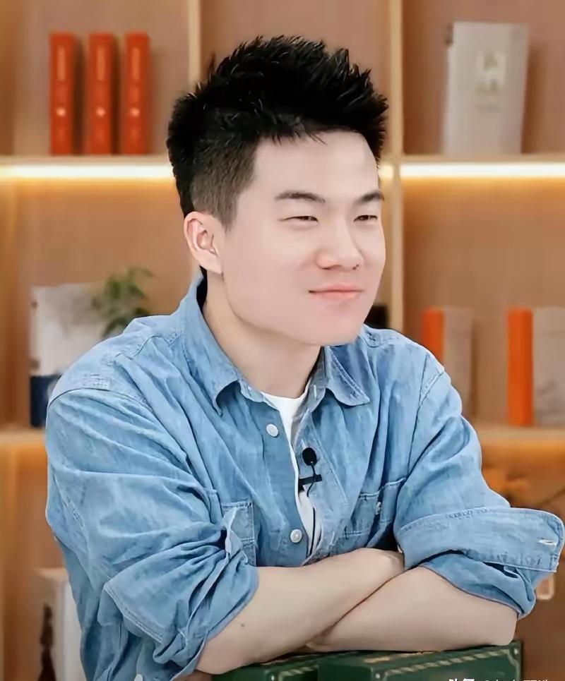 董宇辉这段话说到人心坎里了。身家过亿又怎样，当总裁又如何？过年回家，该挨的