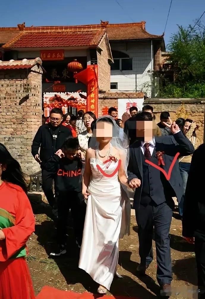 山西长治的一场婚礼，让无数人湿了眼眶。起初，订婚时女方按乡俗收了18万8的彩礼，