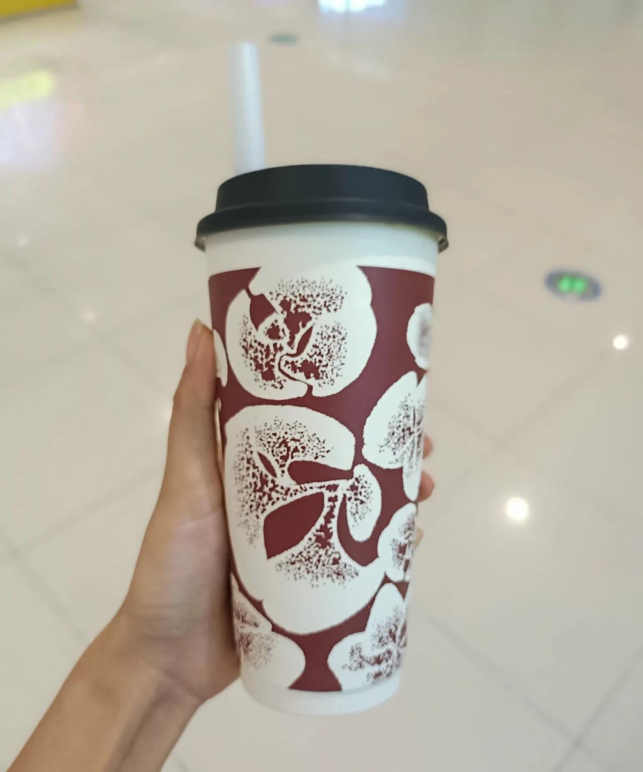 朋友在奶茶店工作，她说昨天店里忙疯了，奶茶卖的比平时多好几倍，秋天的第一杯