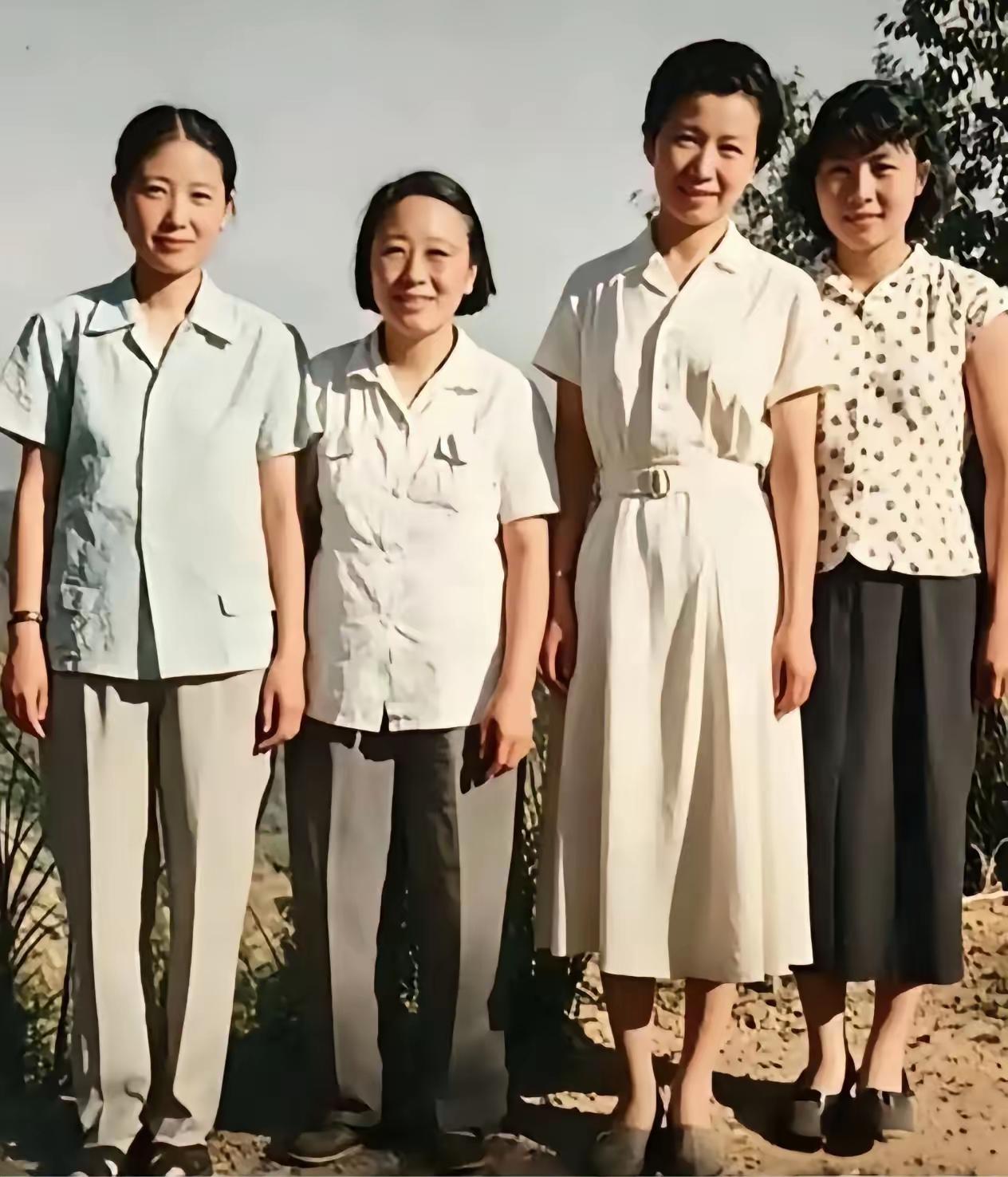 1959年庐山的这张四人女同志合影，真的是藏着半部井冈山革命史的罕见老照片。站