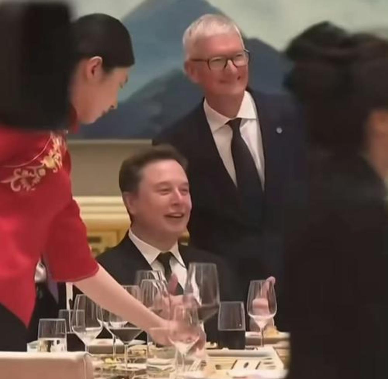 国宴上，马斯克、库克、赫格塞斯这帮大佬，放着桌上的飞天茅台不碰，一人端着杯可乐
