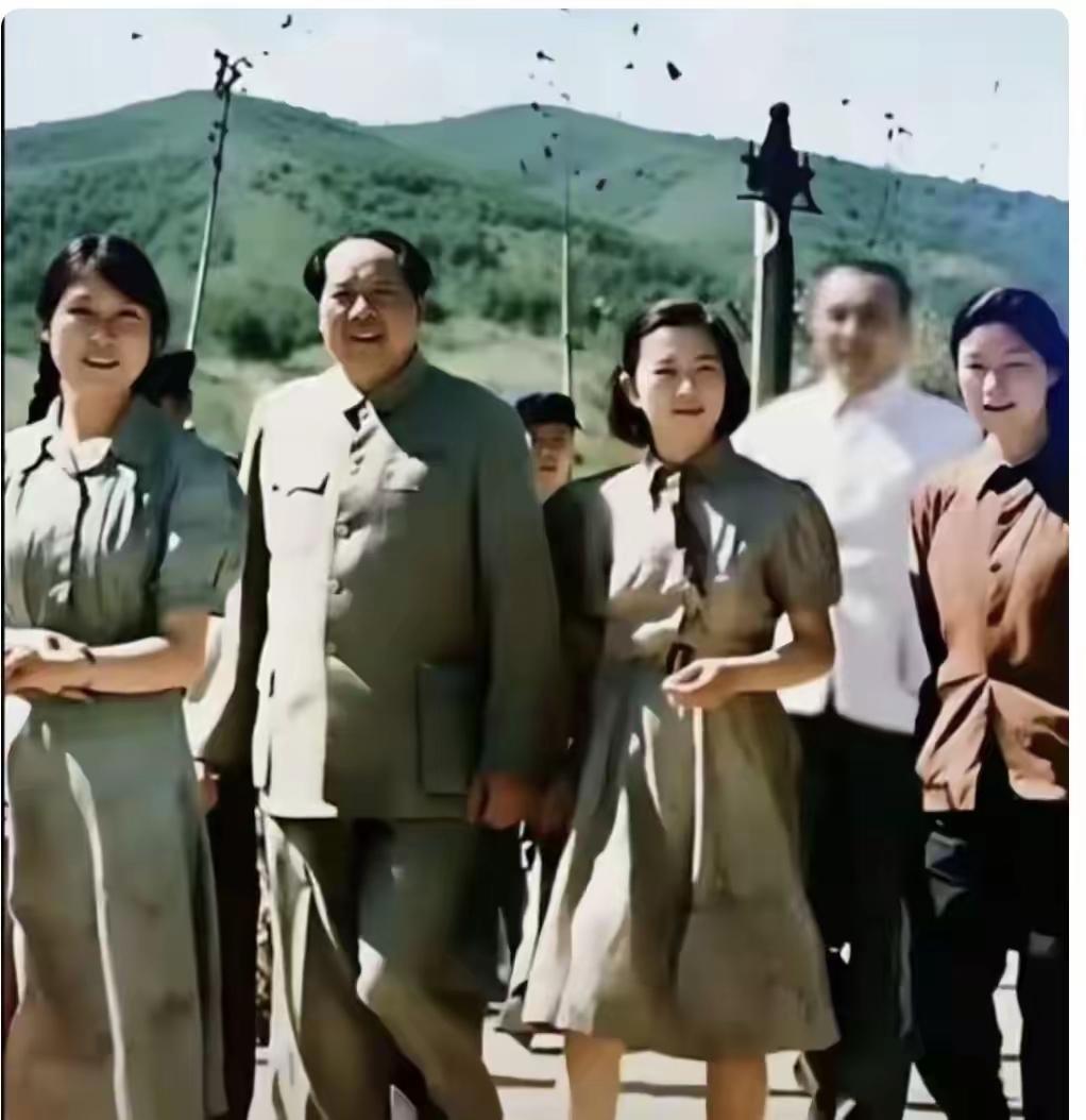 1953年玉泉山的这张合影格外珍贵，多年来一直被大家反复翻看。照片里毛主席陪着大