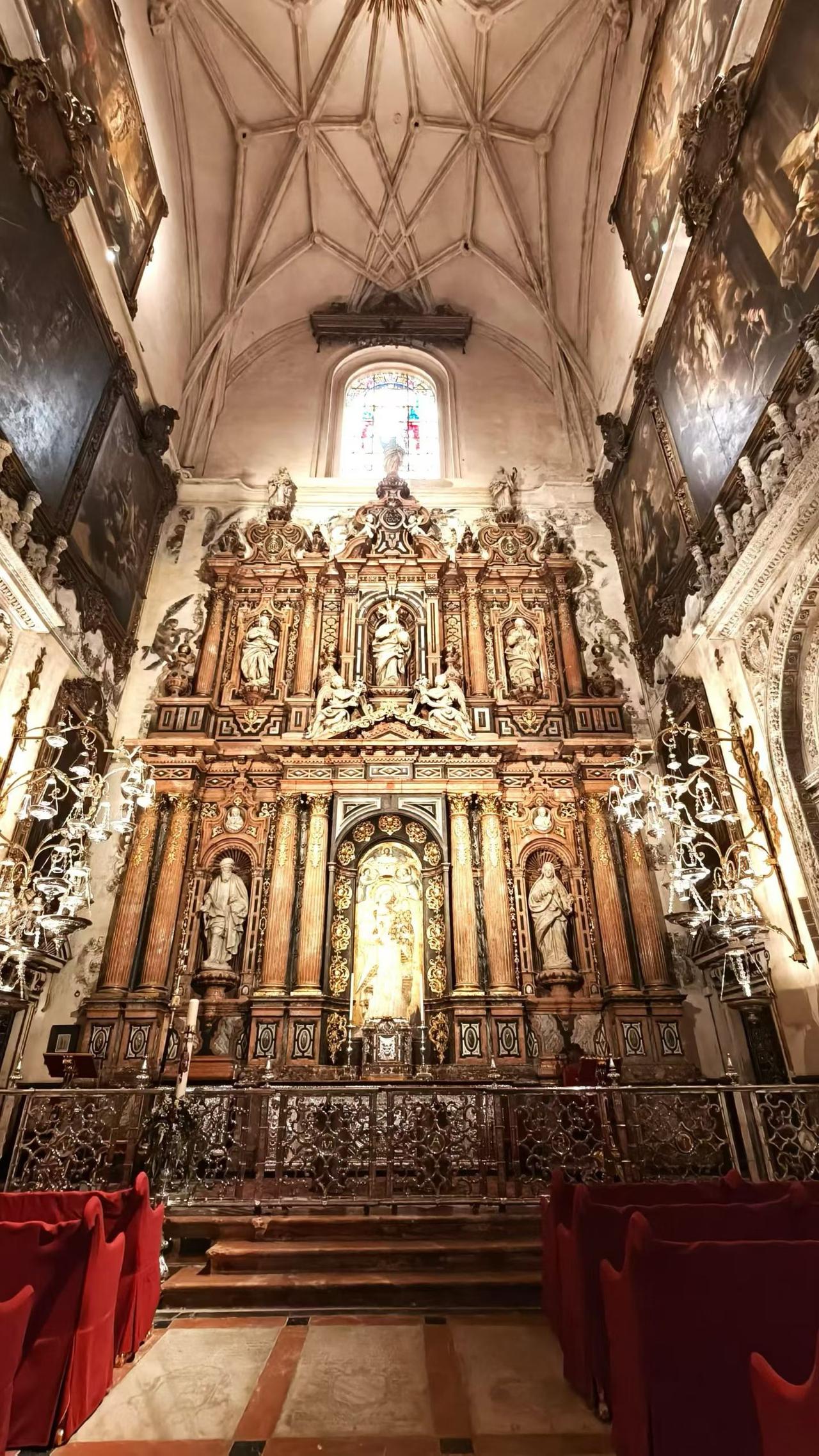 西班牙塞利维亚大教堂打卡，世界最大哥特式教堂名不虚传，穹顶上的华美装饰，富丽堂皇