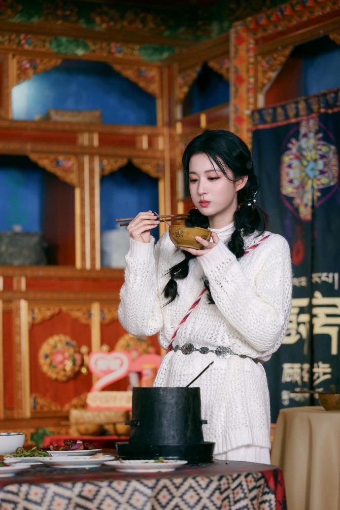 王楚然山野呼吸瞬间王楚然奔跑吧雪山照王楚然奔跑吧雪山照，王楚然山野呼吸瞬间，双