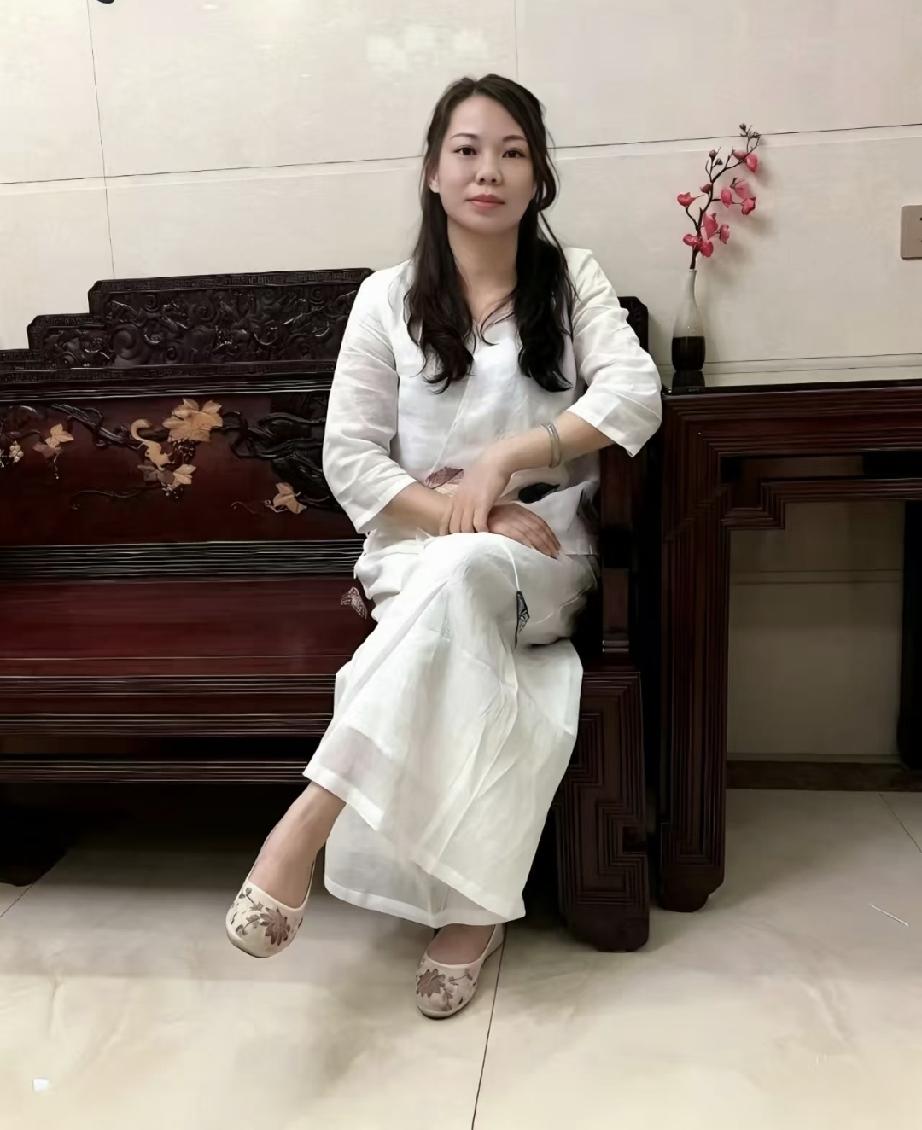 有个少妇问：“现在全网男人都在说离开女人爽爆了，花钱随便，工资不用上交，还不用汇