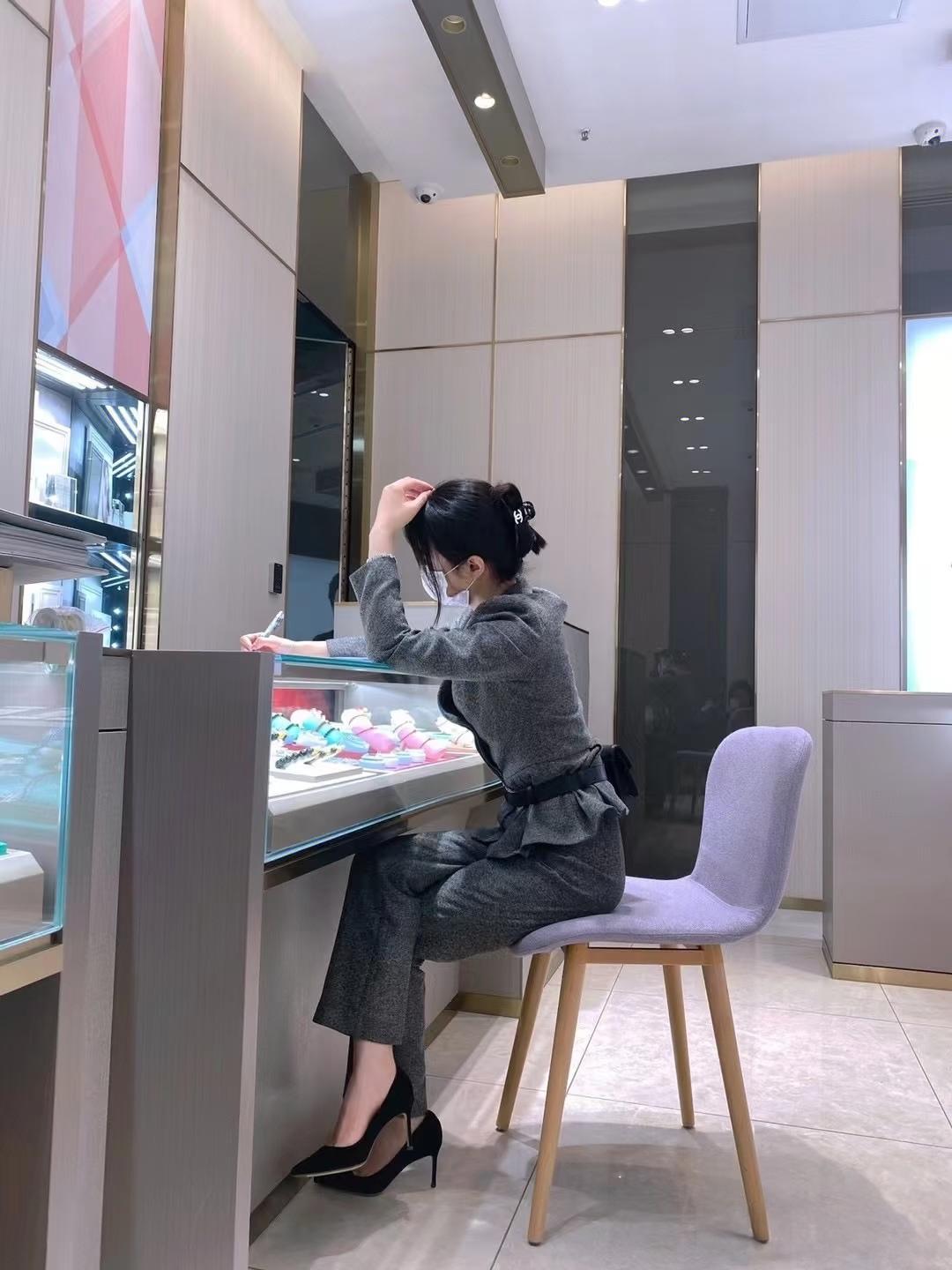 我闺蜜在金店干了5年她说现在黄金最让人心慌的，不是金价涨到1259，而是根本