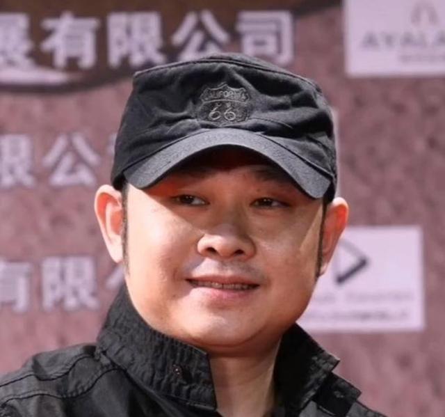 1993年的成都，出租屋的灯泡忽明忽暗，刀郎抱着襁褓中哇哇大哭的女儿，手忙脚乱地