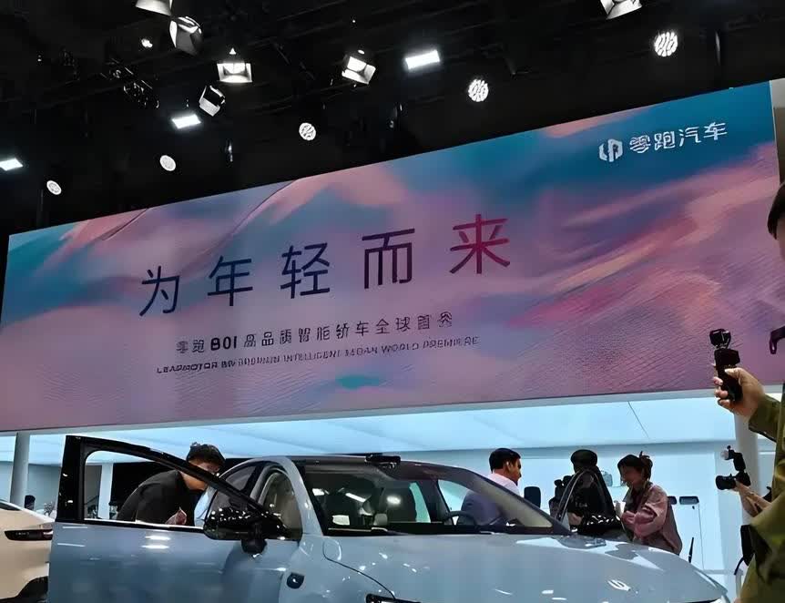 伤害性很大，侮辱性极强！正当美国关税大棒乱舞的时候，中国2025上海国际车展不但