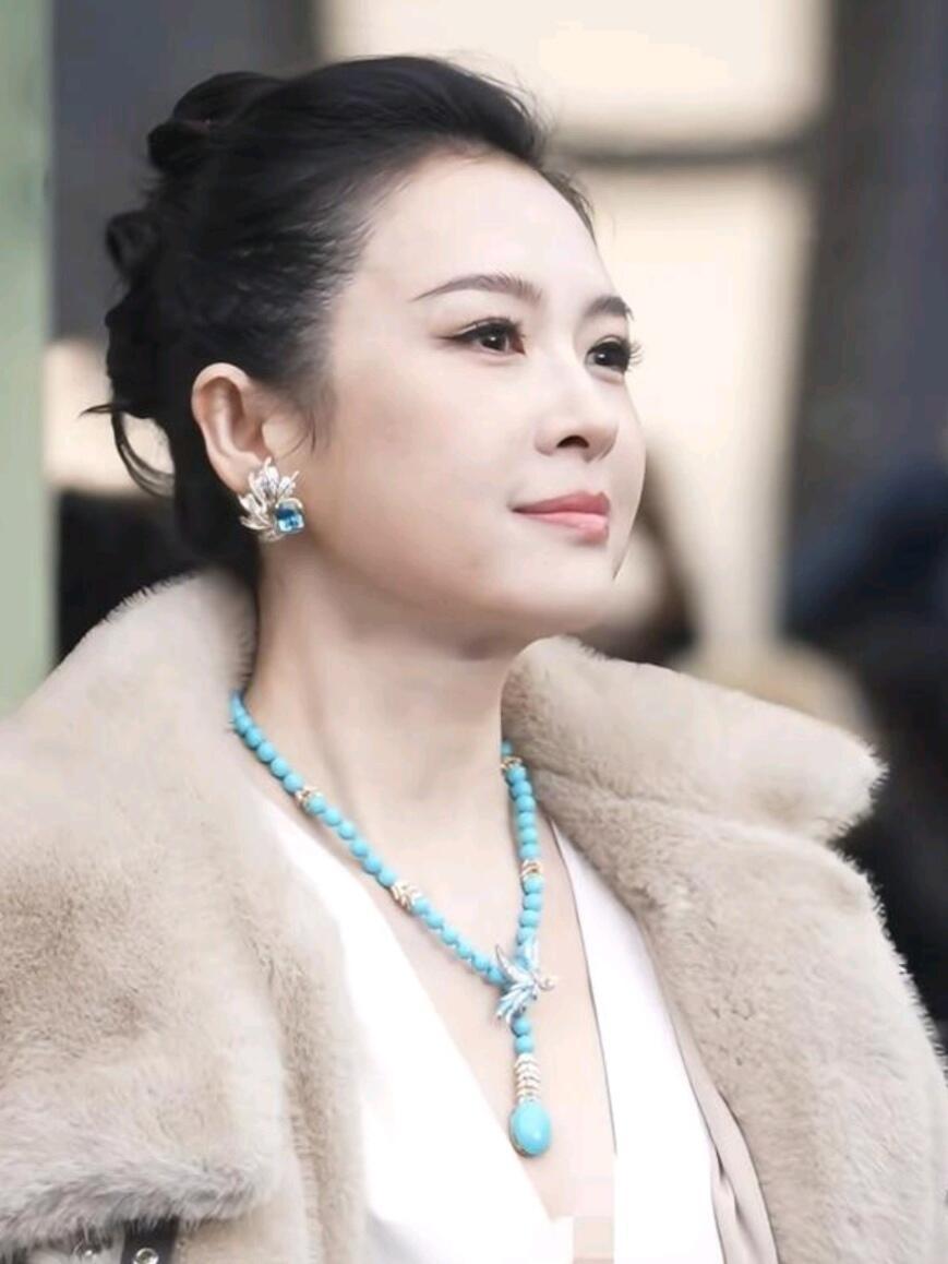 章子怡近照状态怎么了，传说中的电影脸也没扛住生图，和往日的模样判若两人，第一眼差