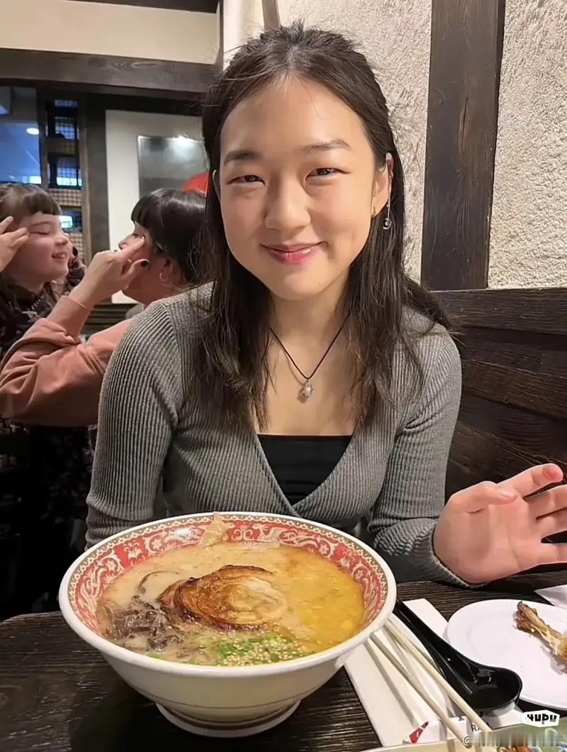 这是2022年在美国亚特兰大火遍全网的真实事件，图中女生是埃默里大学19岁韩裔亚