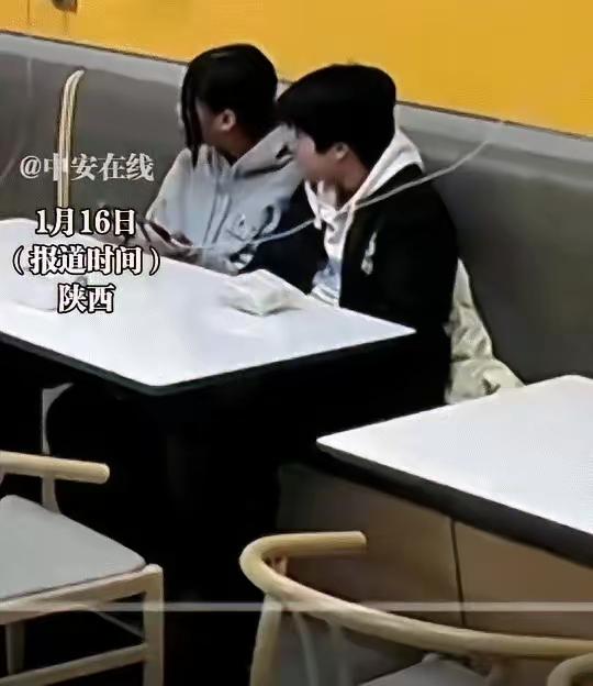 陕西凌晨上演惊险一幕！凌晨一点，两个穿着时尚的年轻女孩走进一家餐馆，假装在店里等