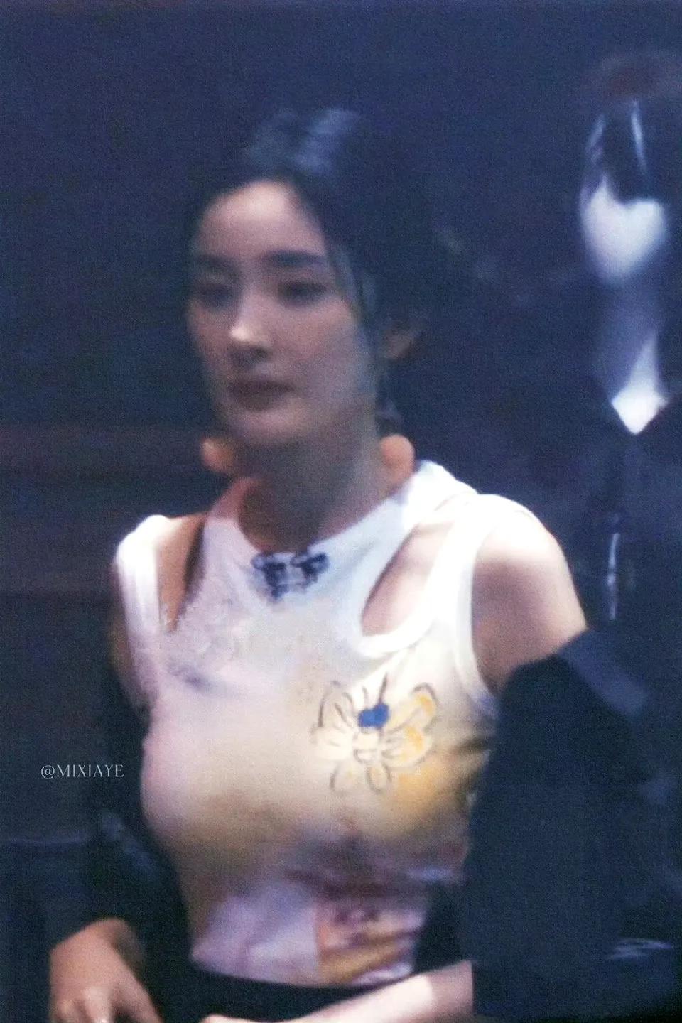 杨幂，内娱独此一家吧！只能说她的身材保养的太好了，这哪里是宝妈呀，这是宝宝。