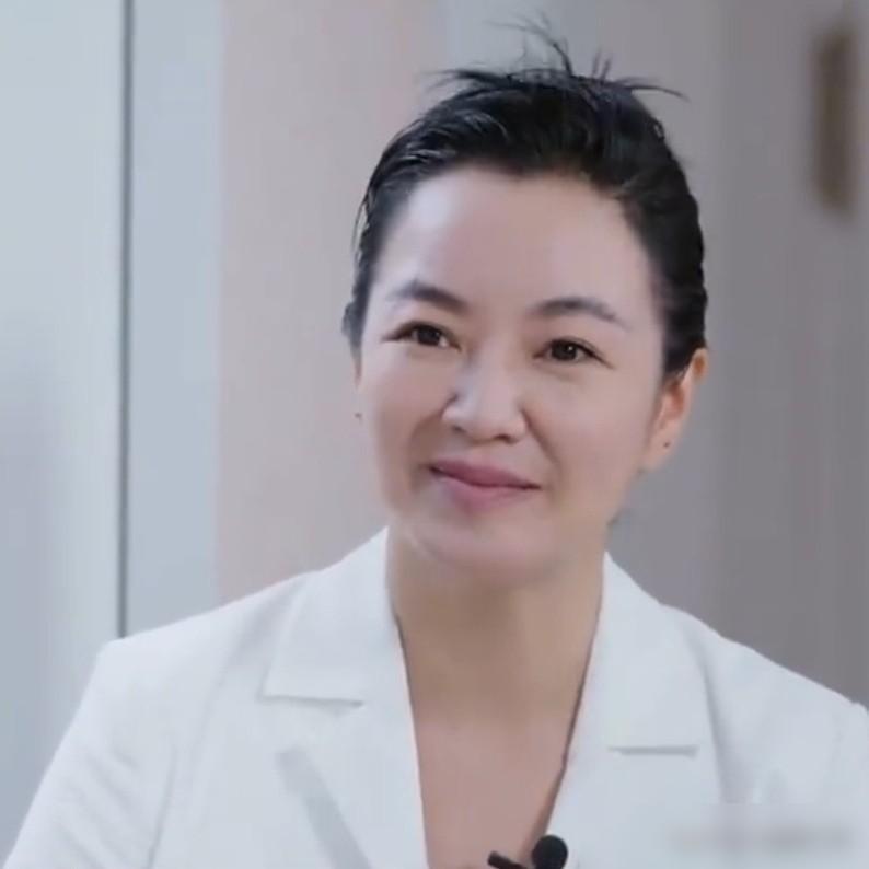 那个曾经搞怪的台北女孩，如今彻底回不去台北了。阿雅在访谈里平静地甩出“几乎不