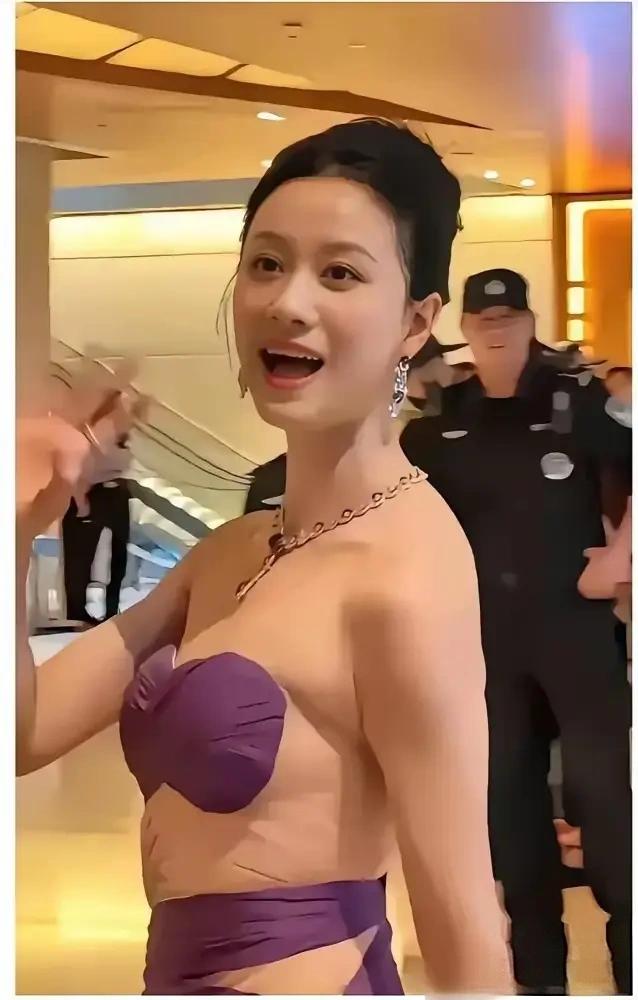 这姐怎么老是乱穿乱搭，明明很漂亮的啊。