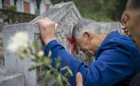 1976年，儿子入伍3年后，农民蒲运海却等到了儿子死在战场的消息。谁料，打开烈士