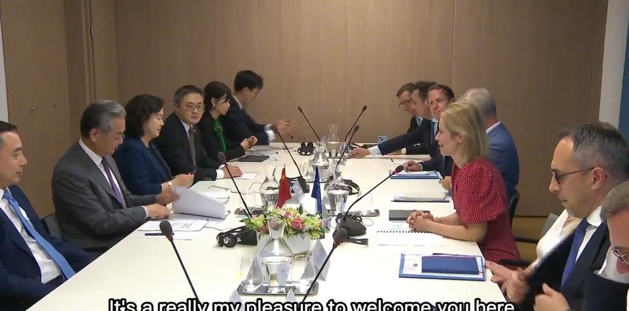 欧盟外交部长要求中国立即停止对俄罗斯的战争支持。欧盟外交部长和中国外长王毅刚刚