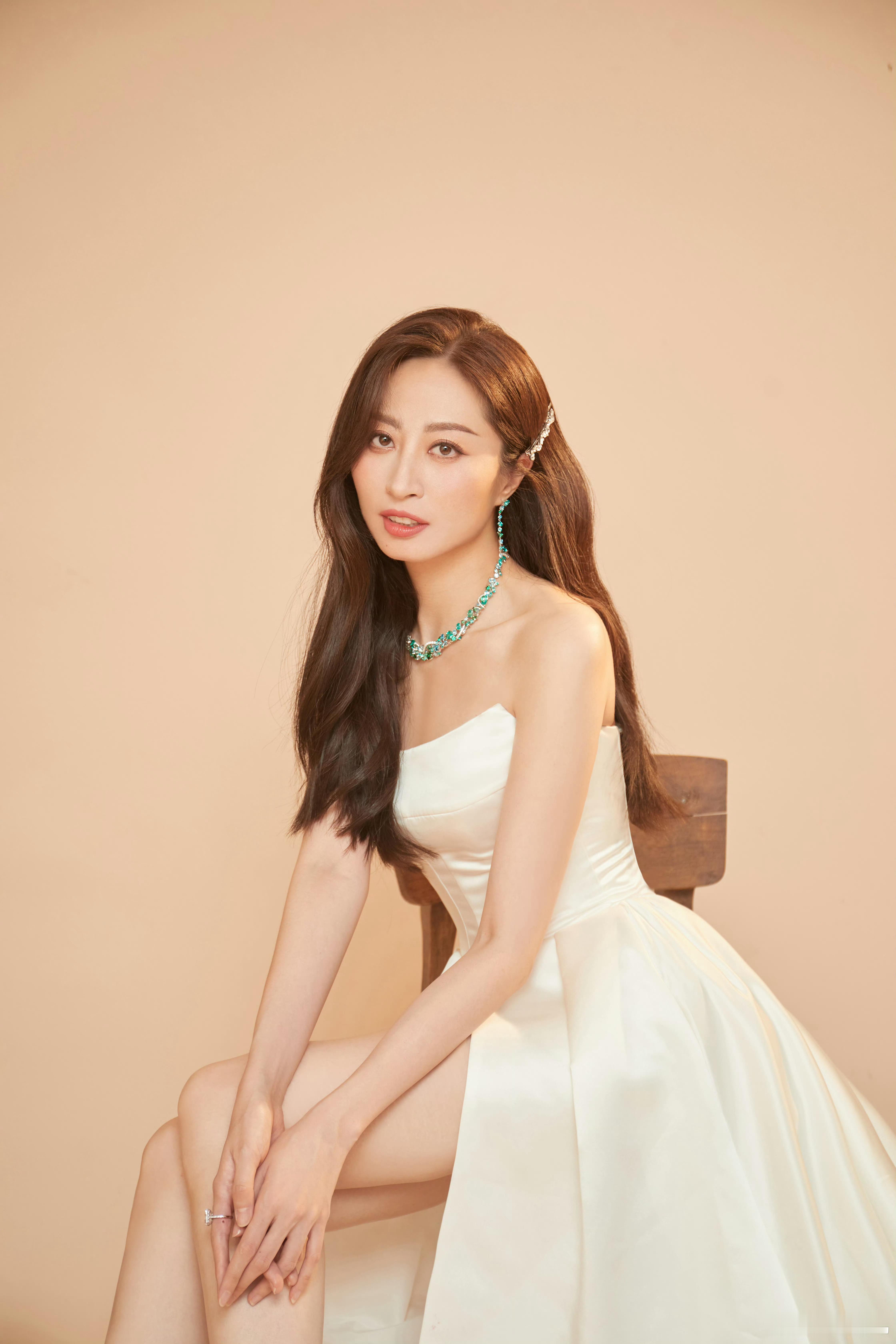 卫薇儿💛定妆照秀美腿