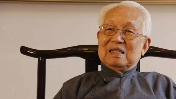 香港顶级风水大师蔡伯励：为霍英东选坟，“劝”何鸿燊一年后下葬。在霍英东离世后，对