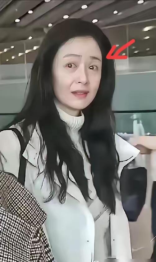天哪！蒋欣这是怎么啦？脸颊凹陷下去，嘴唇泛着青紫，脸颊的皮肤松弛、肌肉垮塌，满是