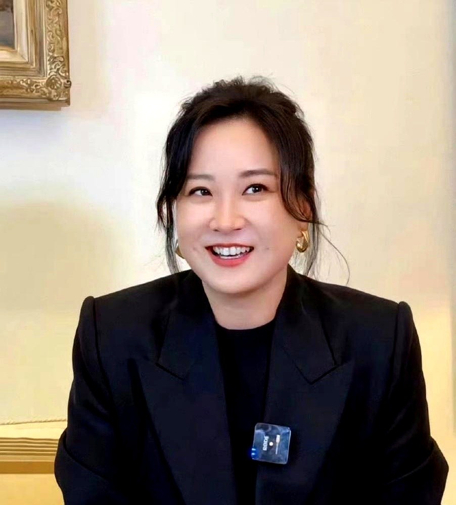 记者话筒怼到脸上的那一刻，贾玲笑了：对，我胖回140斤了。前阵子拍戏硬生生把自己逼到109斤，现在热
