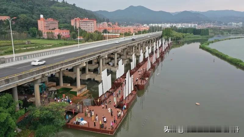 中国🇨🇳云南省最大的淡水湖、有“高原明珠”之称的滇池位于昆明市西南，是