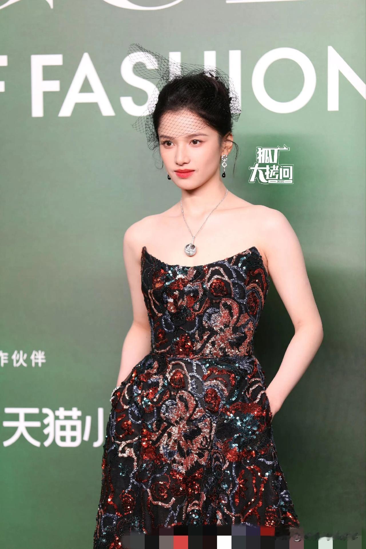 张婧仪这波“大花完整体”，今年时尚场就没输过！黑纱遮面配亮片裙，珠宝坠子衬