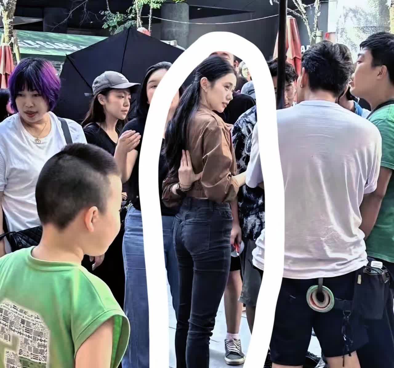 终于明白，张艺谋为啥一眼就相中刘浩存了！最近刷到她的路人抓拍，这颜值和身