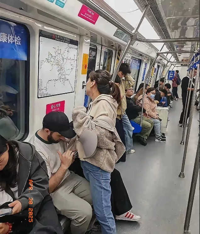在地铁上，发生了这样一个有意思的事情。一对外国男女在我们东方大国的地铁上，女孩给