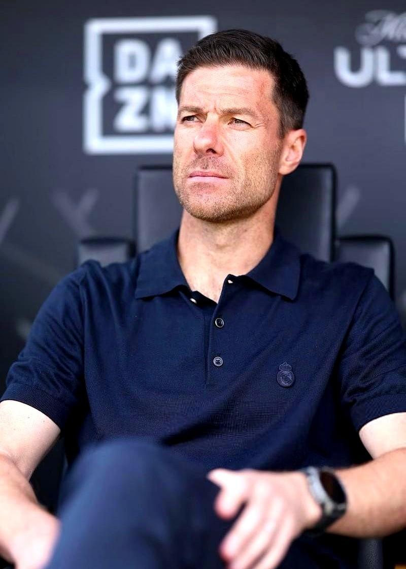 皇马这帅位，真不好坐。哈维·阿隆索2025年5月上任，顶着不败夺冠的光环来的