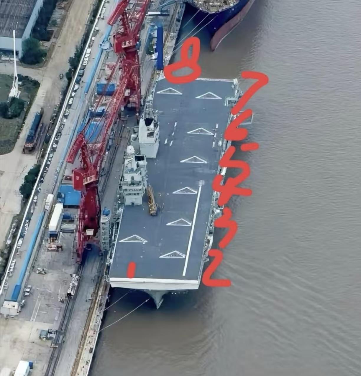 四川舰甲板标识挺特别。甲板上画了8个大三角形，看起来非常醒目，这十有八九是大型无