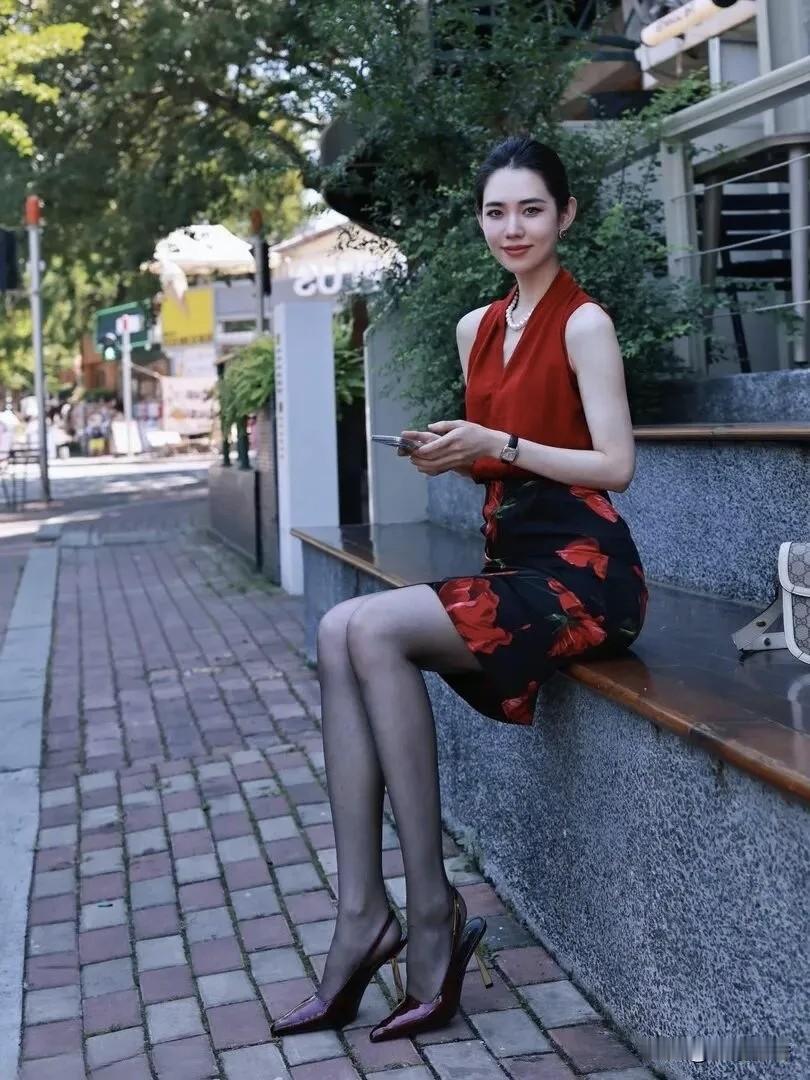 优雅红裙，都市街头的时尚瞬间！