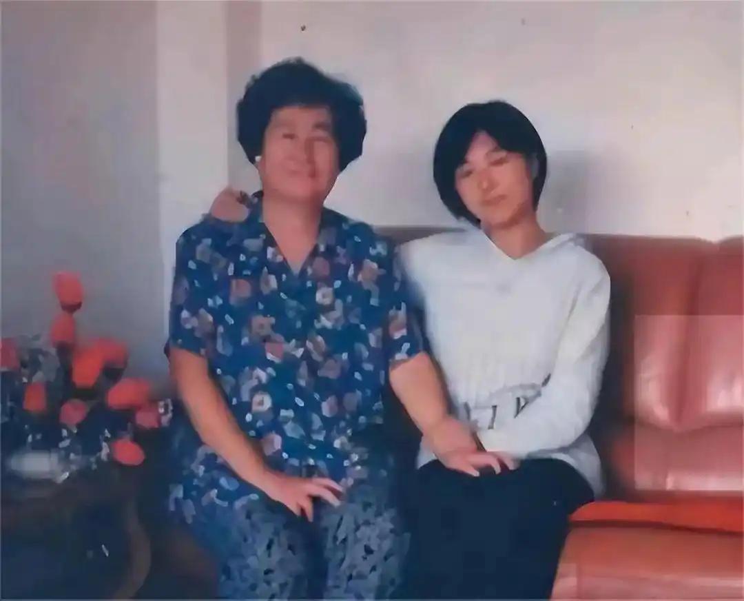 辽宁夫妻借款7万送女儿去德国留学，21年未见，临死才知女儿已成为德国教授，他们哀