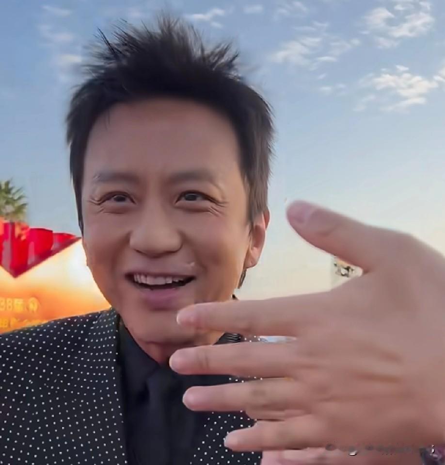 超哥这发型也太抢镜了吧！活动刚开始就自带笑点，和孙俪俩人完全没架子，亲切得