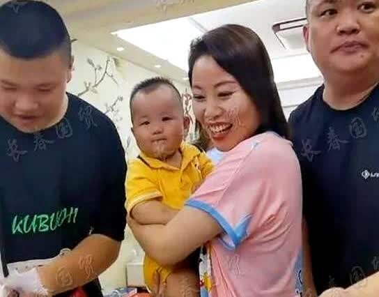 草帽姐说自己不知道哪辈子修来的福气，儿子懂事又能干，管理着一大帮员工，儿媳妇自己