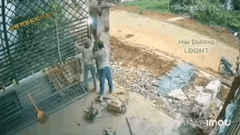 这是越南的两个男人在拆卸门柱时，出了人命了。假如他不去拆卸门柱，假