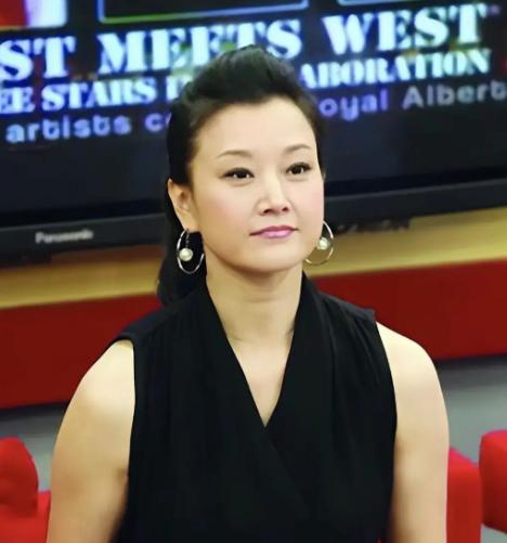 一个连登了24次春晚、享受正军级待遇的大腕，在自己单位面临撤销的时候，不赶紧