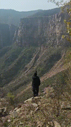 我的天呐！这……4月3日，在河南新乡南太行上午峪，这里地名就叫“上午”。一辆白