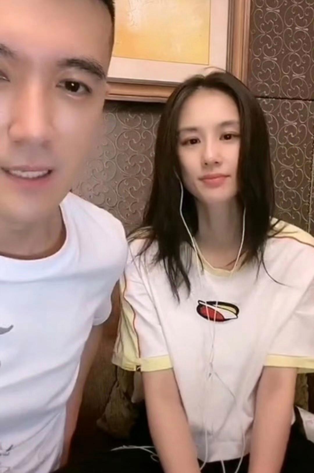 直播到一半她弯腰捂腹，丈夫在镜头外喊“再坚持两小时”。理疗师手刚贴上腰，杨子推