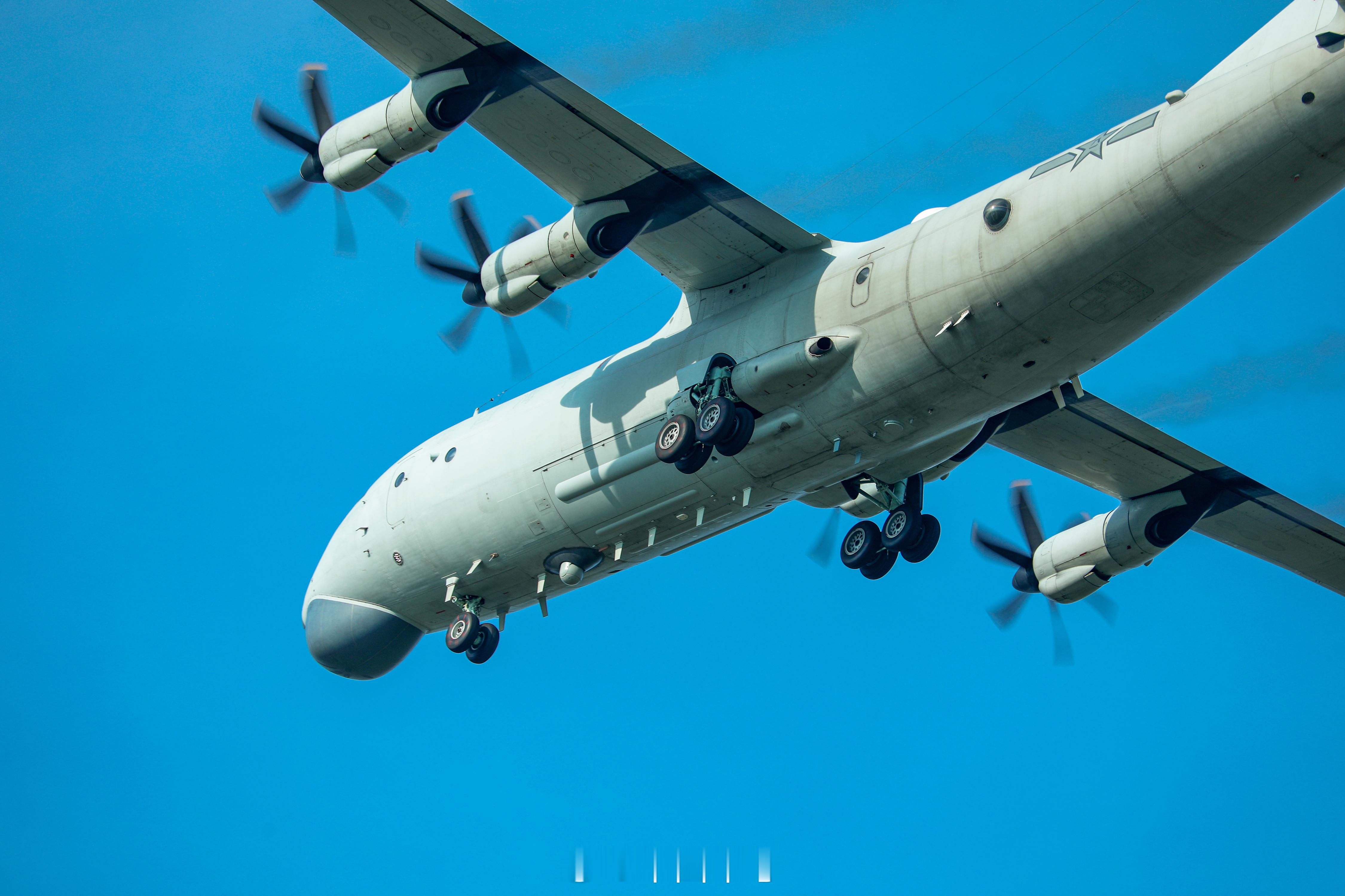【巡弋空天！反潜机与蓝天白云的绝美邂逅】近日，海军航空兵某部组织多架大型反潜巡逻