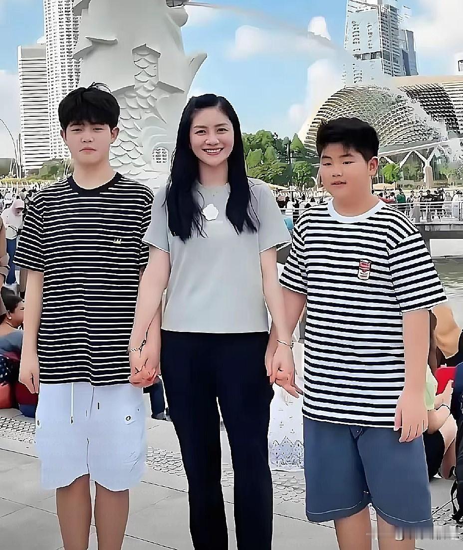 从3个细节证明：胡可把俩儿子养得太好了！大儿子身高碾压妈妈，二儿子体格比妈还