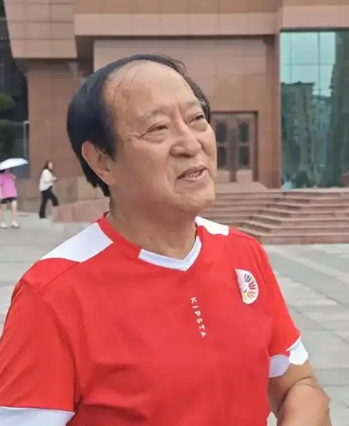 谁能想到，半生奔波折腾、一度落得倾家荡产的相声名家牛群，晚年的安稳体面，全被留美
