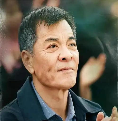 刘威还钱那天，张丰毅的妻子霍凡把借条扣下了。钱一分不少地摆在桌上，借条却拿不回来