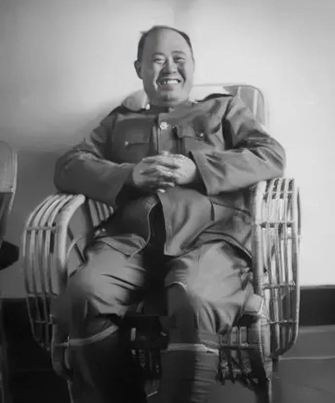这个人就是傅作义，是他率部起义，才有了北平的和平解放，北平才免遭兵燹。他1895